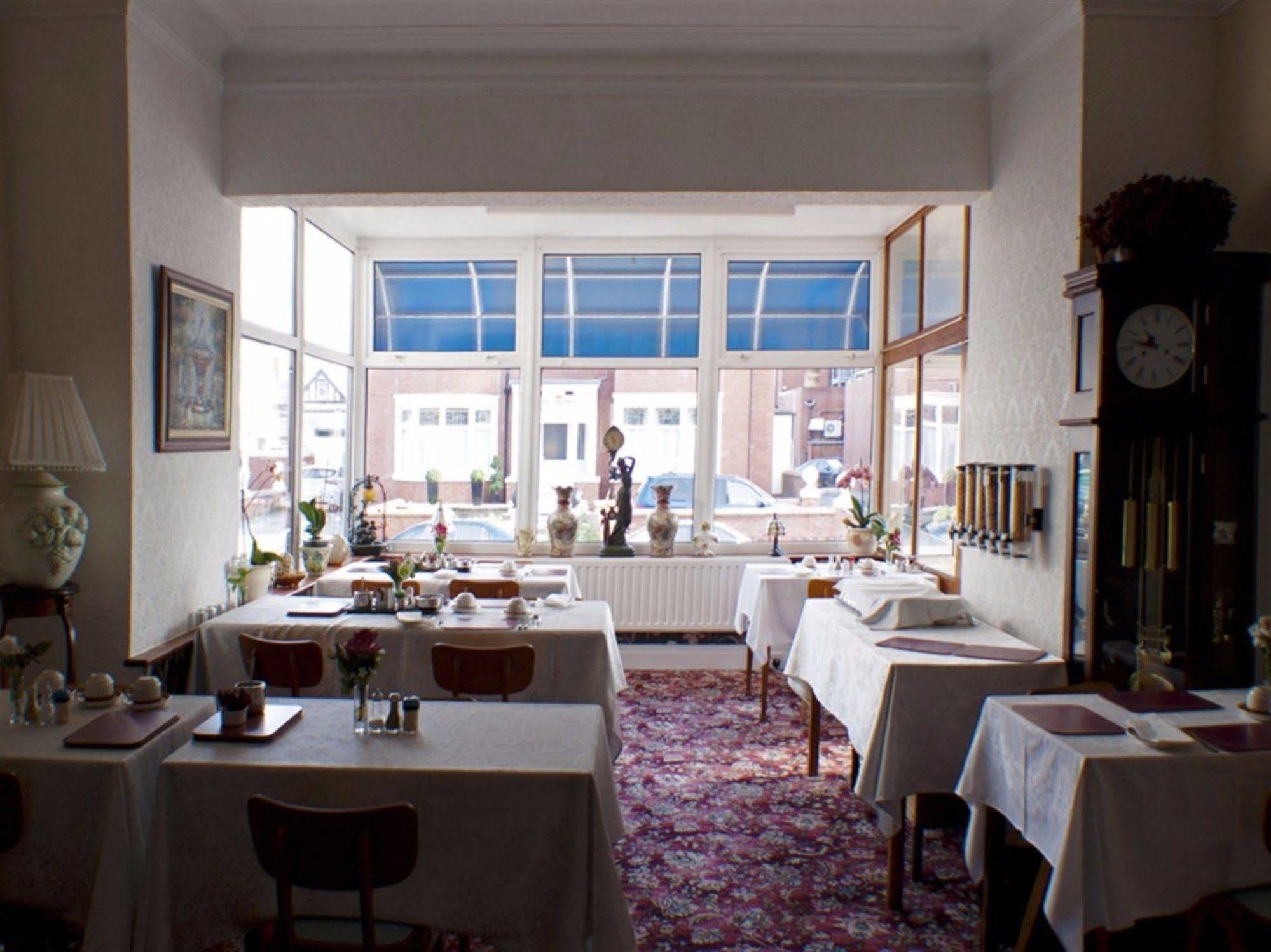 The Highfield Private Hotel ブラックプール エクステリア 写真
